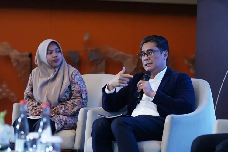 Ridzky Ridznurdhin (right), former Head of SMEs and Cooperatives Agencies, now serving as Head of Regional Revenue Agency in Garut, shares his experience in multi-stakeholder partnership during Mastercard Strive Learning Network in West Java.
